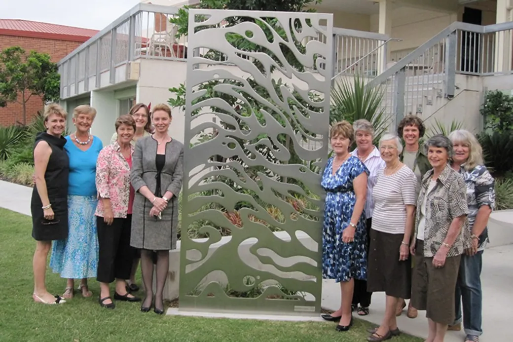 2010-reflection-with-the-oga-committee-and-principal-dr-amanda-bell-752x530