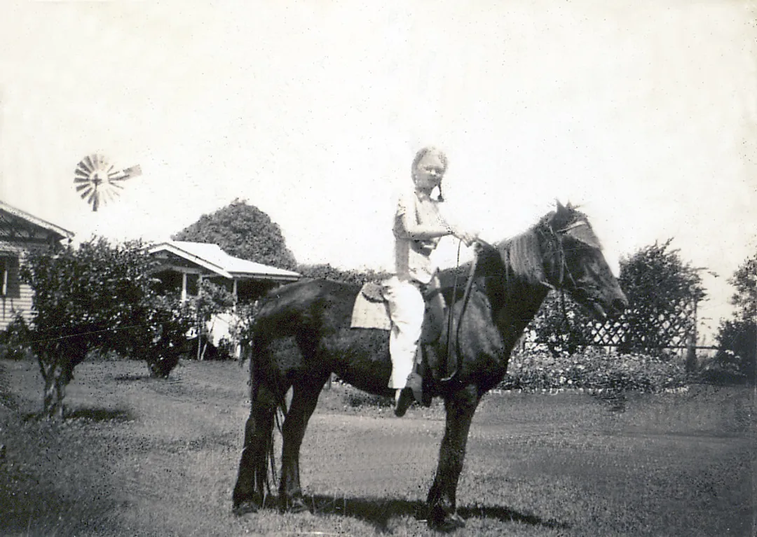cathryn-on-effie-in-the-garden-at-holstone