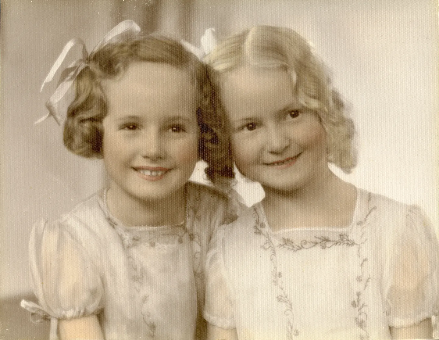 margaret-and-cathryn-by-monty-luke-sydney-1939