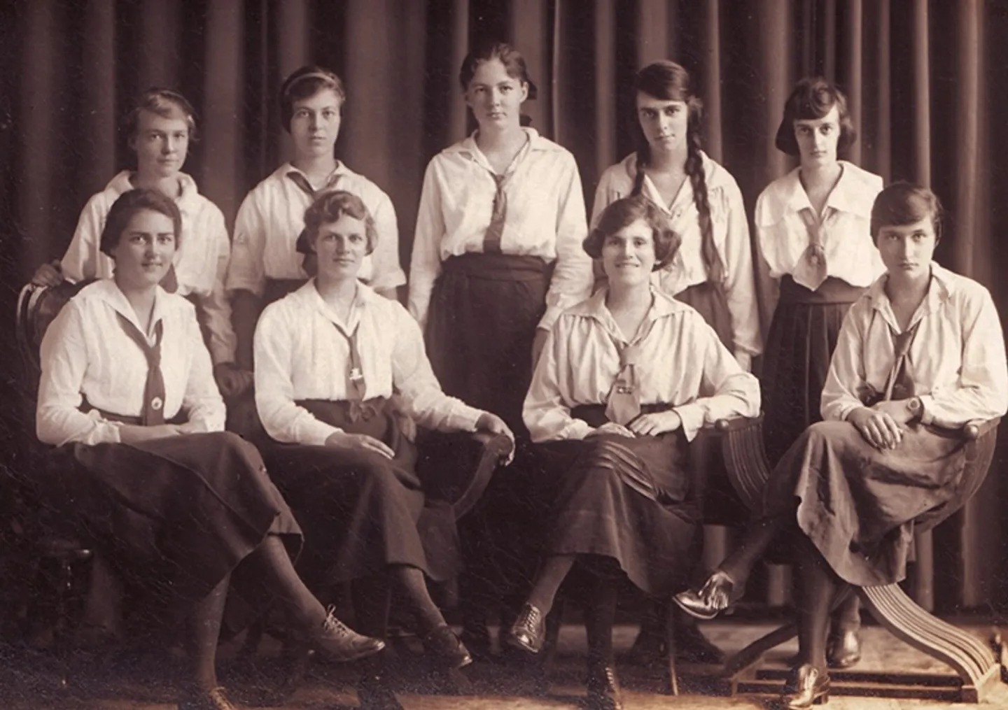 1922-vi-form-with-marjorie-elliott-back-row-left