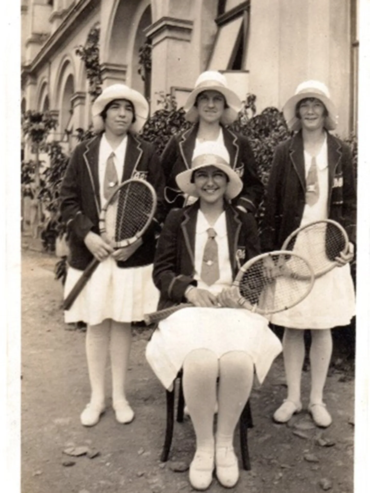 1930-a-tennis-team-noela-hardy-captain-seated-752x1000