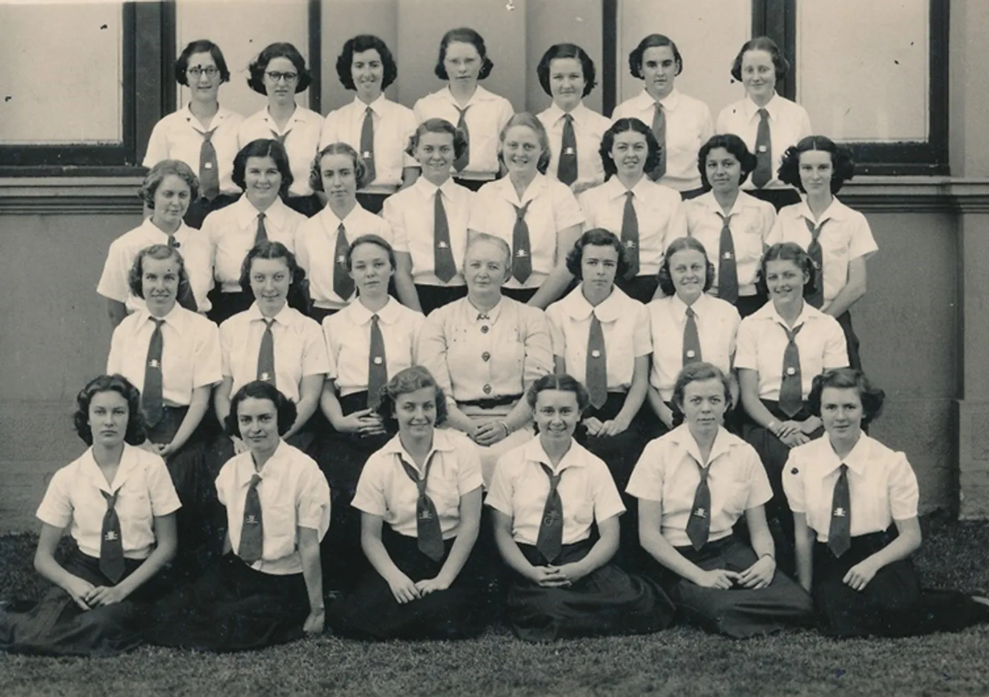 1942-vi-form-with-miss-kathleen-lilley.jpg-752x530