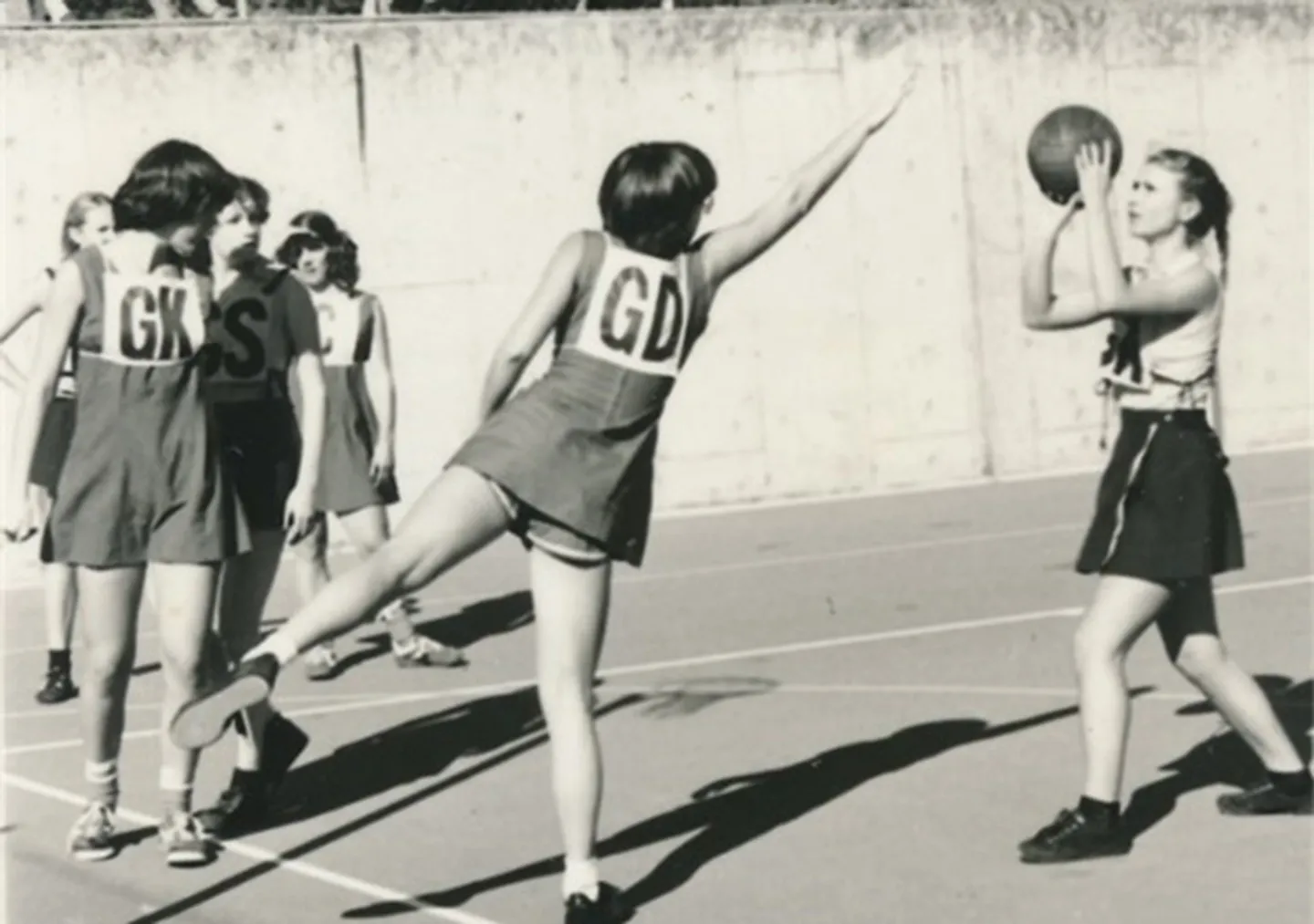 1980-jessica-axelsen-defends-the-shot-in-gym-tunic-and-shorts-752