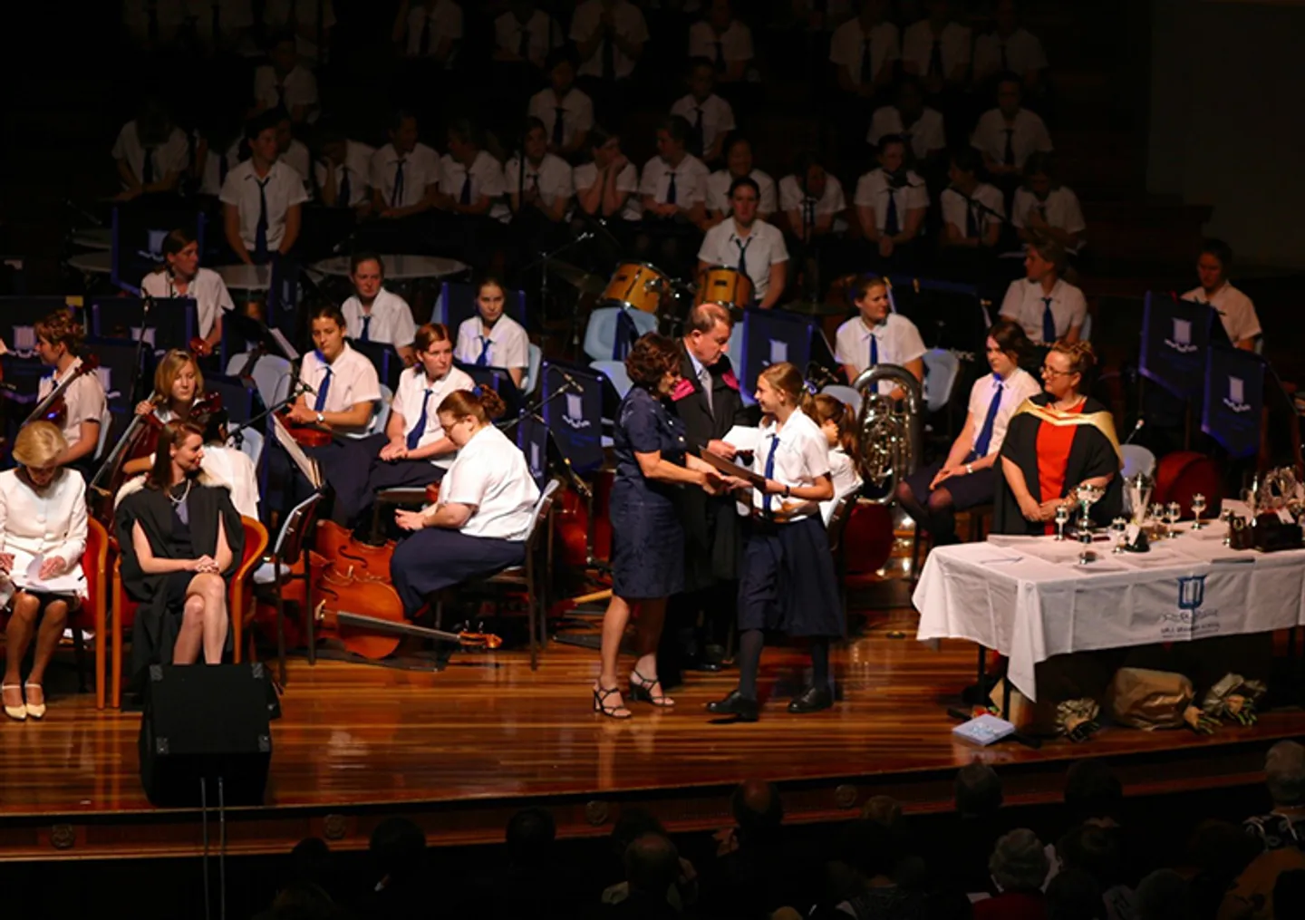 2002-speech-day-in-the-city-hall-with-the-gifted-tablecloth-on-display.jpg-752x530