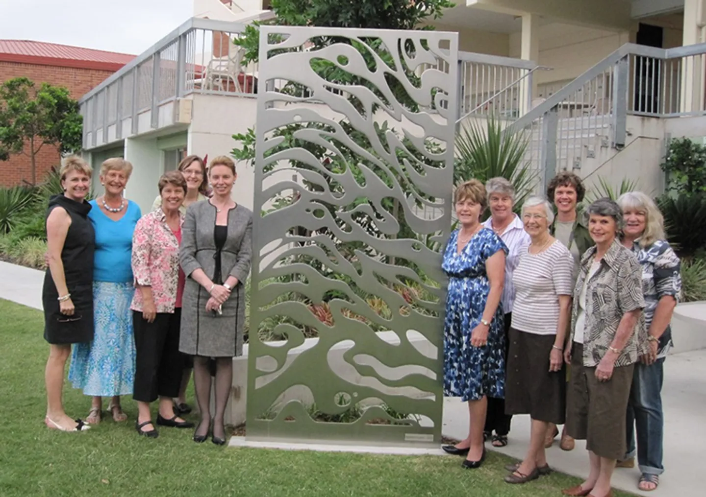 2010-reflection-with-the-oga-committee-and-principal-dr-amanda-bell-752x530
