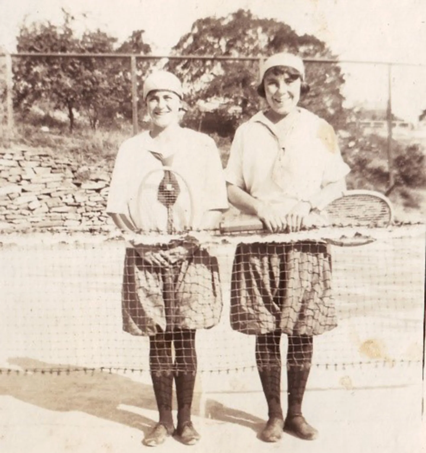 c1920-gwen-spurgin-with-friend-possibly-olga-launder