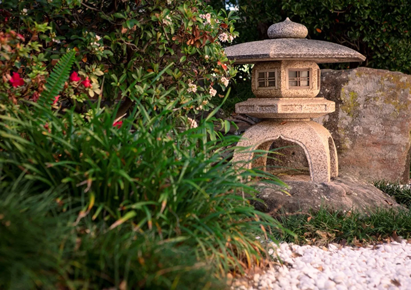 the-distinctive-"toro"-or-"ishodourou"-japanese-stone-shrine-752x530
