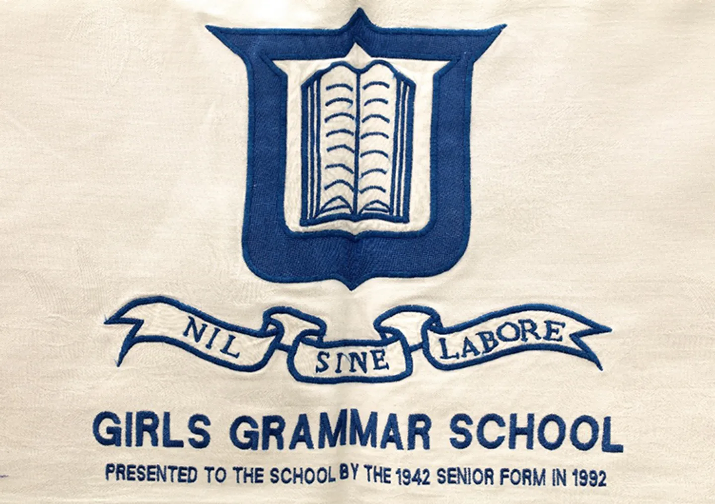 the-school-badge-centred-on-the-tablecloth.jpg-752x530