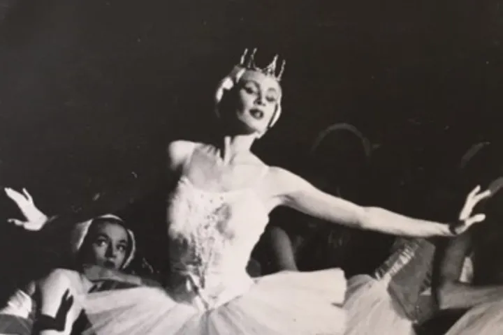 odette-act-2-swan-lake-lexie-guest-artist-with-ballet-theatre-of-qld
